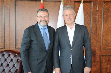 İzmir Ticaret Odası Yönetim Kurulu Başkanı Mahmut Özgener'i makamında ziyaret ettik.